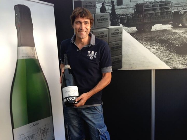 Julio salinas con nuestro cava.jpg